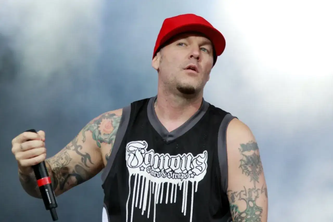 Fred Durst, jeden z członków Limp Bizkit, w czerwonej czapce i koszulce z napisem "Famous Stars & Straps".