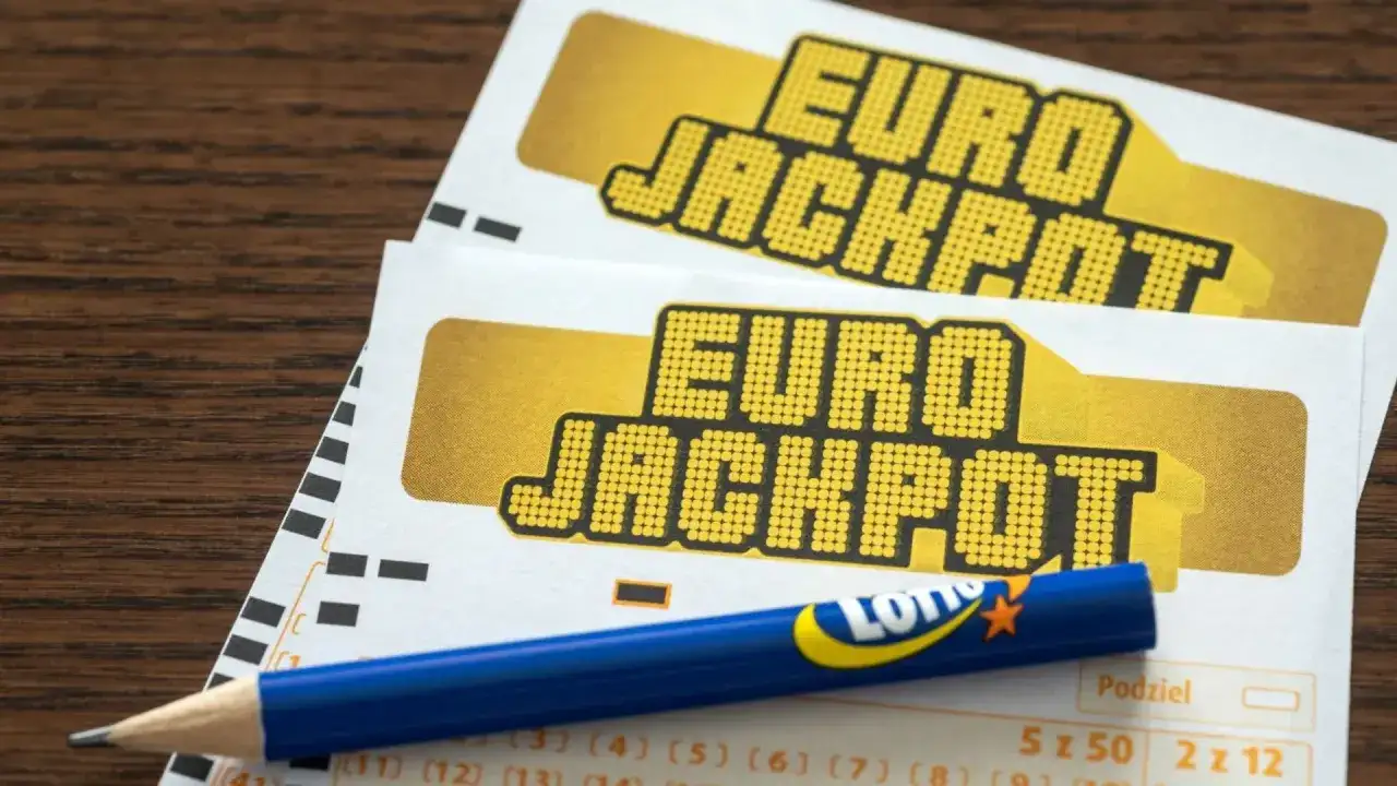 Dwa blankiety Eurojackpot i ołówek Lotto. Gdzie matematyka daje lepsze szanse niż w polskim lotto.