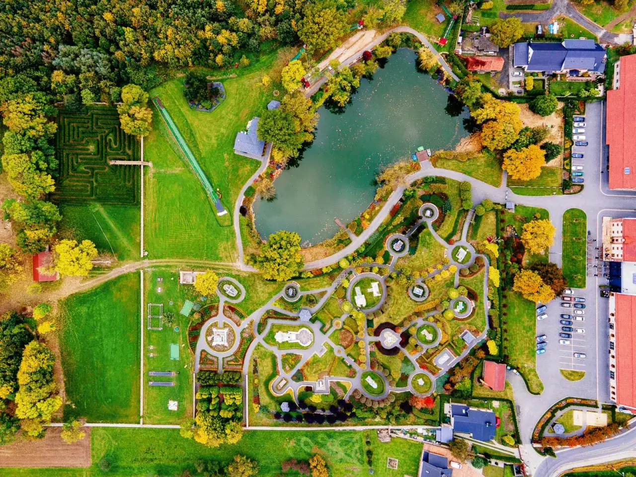 Park miniatur Olszowa cennik: zobacz z lotu ptaka labirynt, jezioro i miniaturowe budowle. Idealne miejsce na rodzinny wypad!