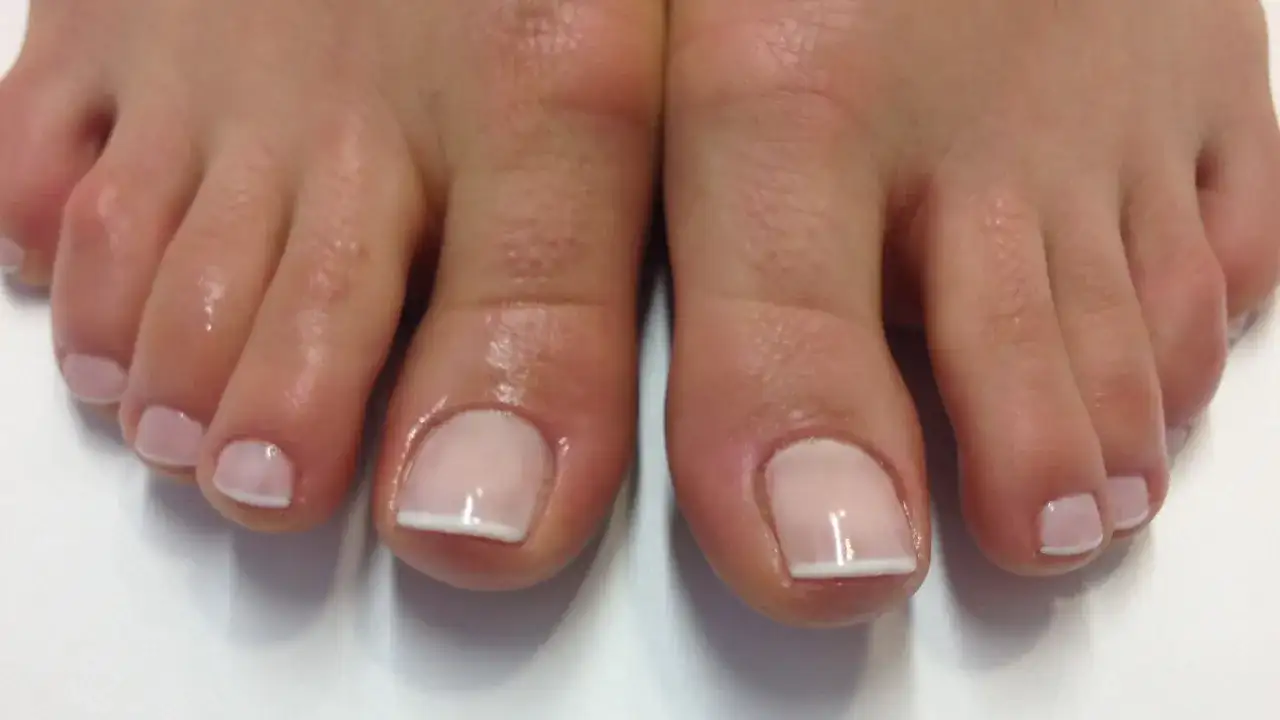 Delikatne, francuskie paznokcie u stóp. Idealny pedicure ślubny, który podkreśli elegancję w tym wyjątkowym dniu.