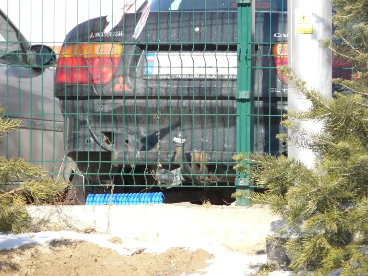Uszkodzony tył Mitsubishi bez zderzaka. Czy można jeździć bez tylnego zderzaka? Pytanie pozostaje otwarte.