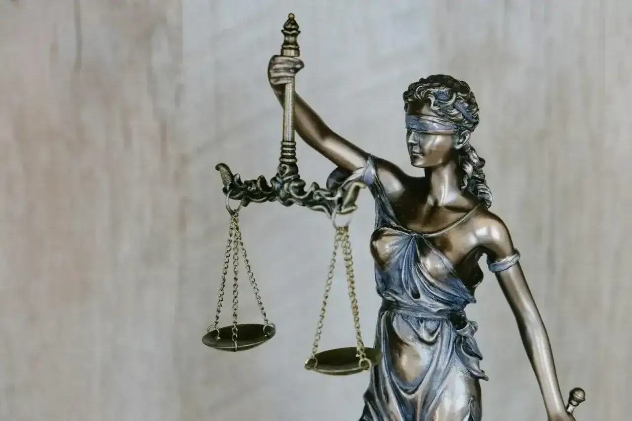 Figurka Temidy z wagą. Zastanawiasz się, ile bierze adwokat za reprezentowanie w sądzie?