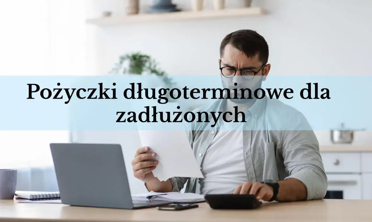 Mężczyzna z okularami analizuje dokumenty przy biurku z laptopem i kalkulatorem. Napis: "Pożyczki długoterminowe dla zadłużonych".