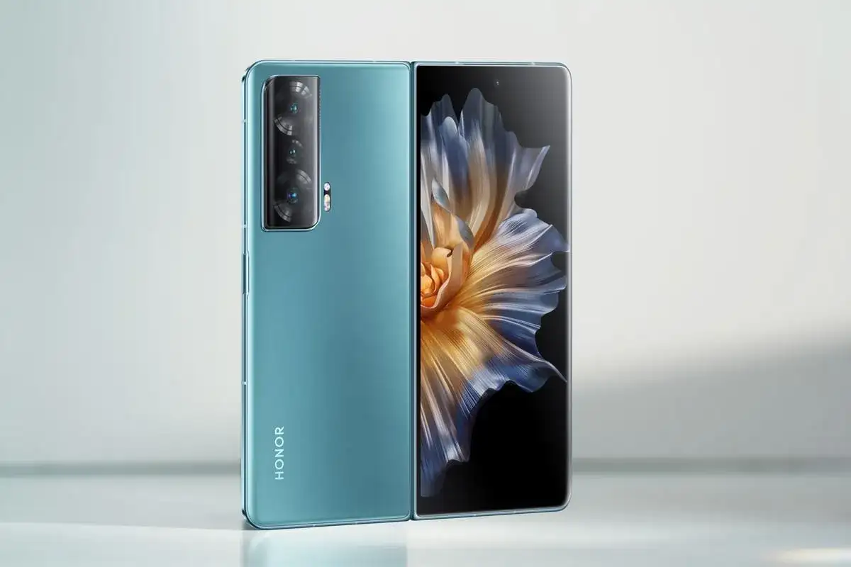 Składany smartfon Honor z aparatem i ekranem AMOLED, wyświetlającym barwny kwiat.