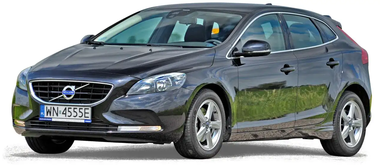 Czarne volvo hatchback z polskimi tablicami rejestracyjnymi WN 4555E, zaparkowane na tle zielonej trawy.
