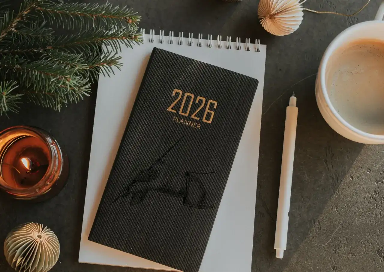 Planer 2026, świeca, kawa i gałązka choinki. Zastanawiasz się, czy jest podatek od darowizny?