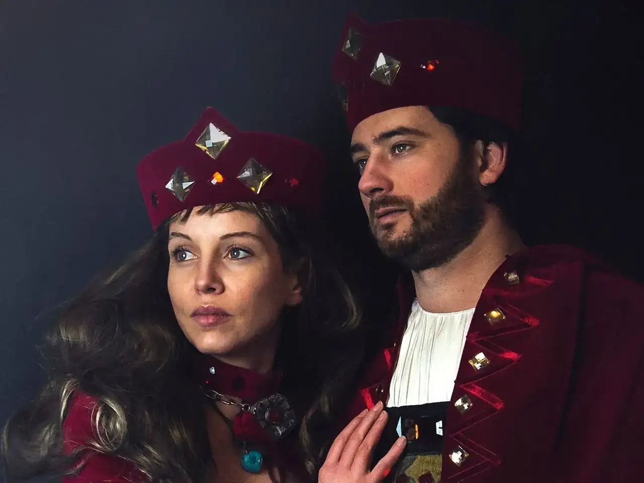 Para tej popularnej piosenkarki rzeczywiście ma szlacheckie korzenie i herb? Para w strojach z epoki, z koronami, wygląda jak z historycznego obrazu.