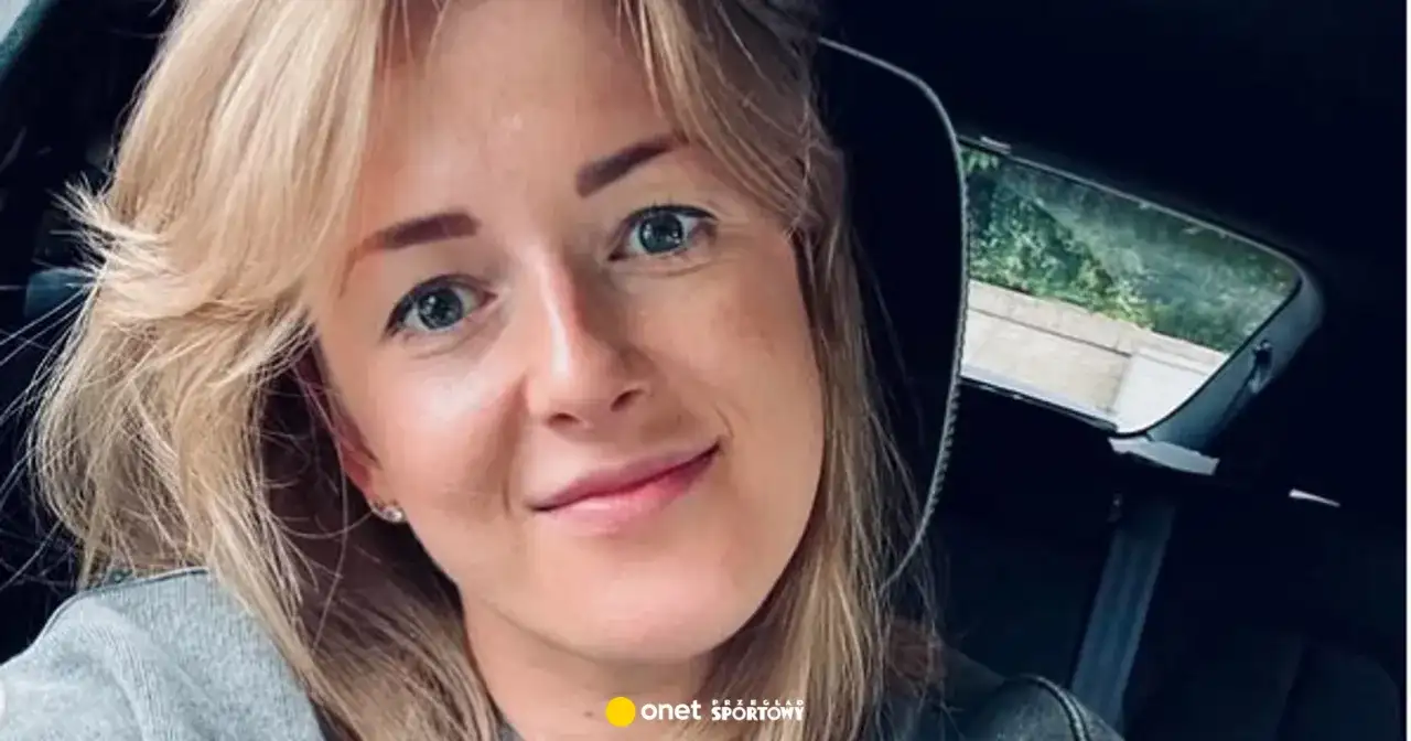 Joanna Wołosz, uśmiechnięta blondynka w samochodzie, być może po spotkaniu z mężem.
