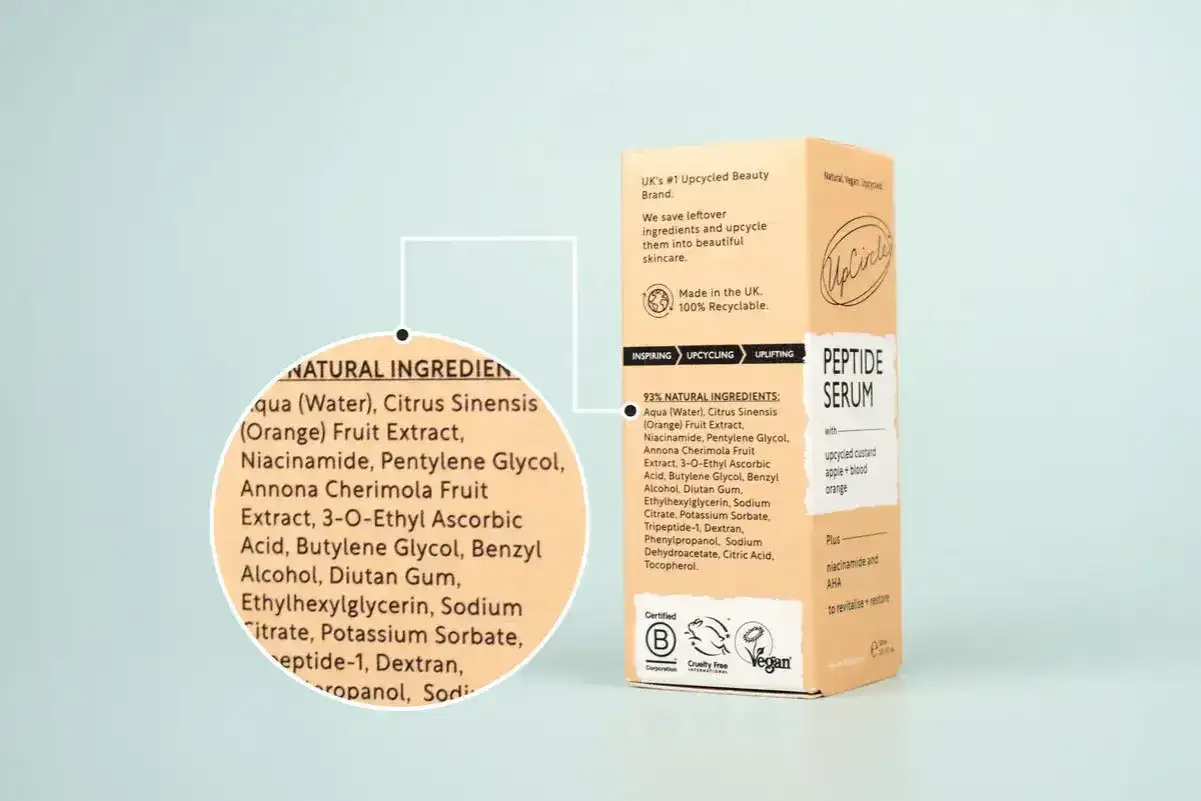 Skład serum z peptydami: propanediol, ekstrakty owocowe, niacynamid, witamina C. Produkt z upcyklingu.