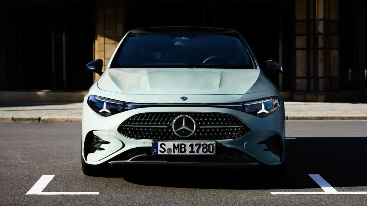 Przód eleganckiego, jasnoszarego Mercedesa CLA 2025 z charakterystycznym grillem i światłami LED.