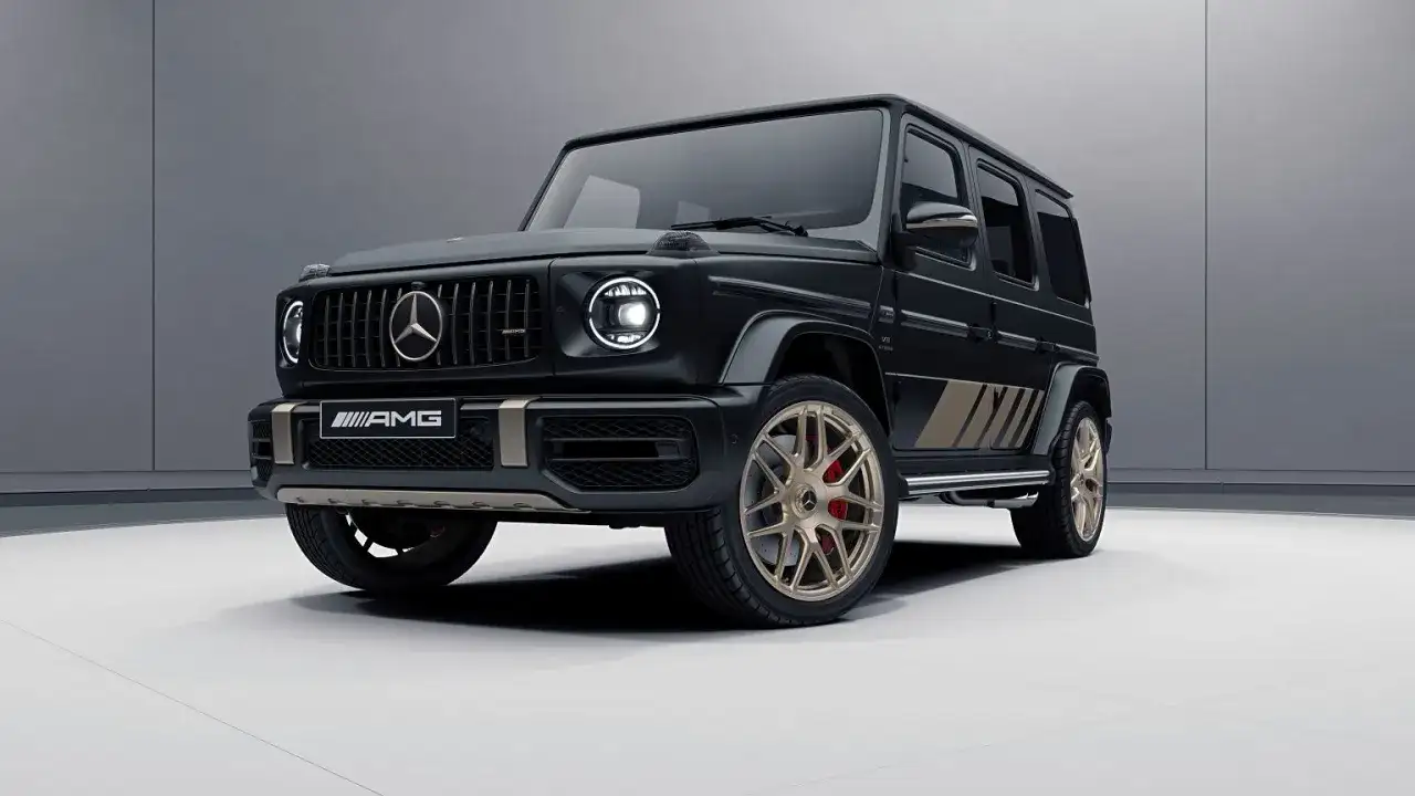 Czarny G-wagon AMG z brązowymi akcentami i złotymi felgami, gotowy na każdą przygodę.