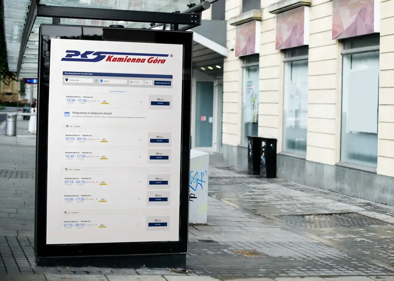Na ekranie przystanku widnieje rozkład jazdy PKS Kamienna Góra - Wrocław. Można sprawdzić dostępne połączenia i ceny biletów.