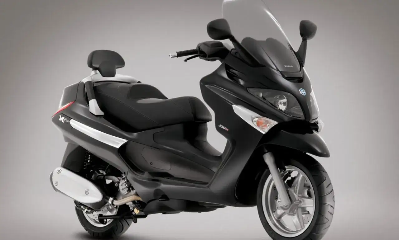 Czarny skuter Piaggio X9 Evolution 250cc z wygodnym siedzeniem i oparciem.