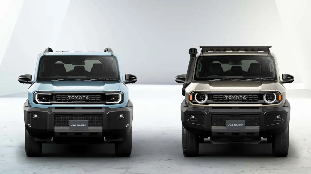 Dwa nowe modele Toyota Land Cruiser, jeden błękitny, drugi złoty, z charakterystycznym grillem i okrągłymi światłami.