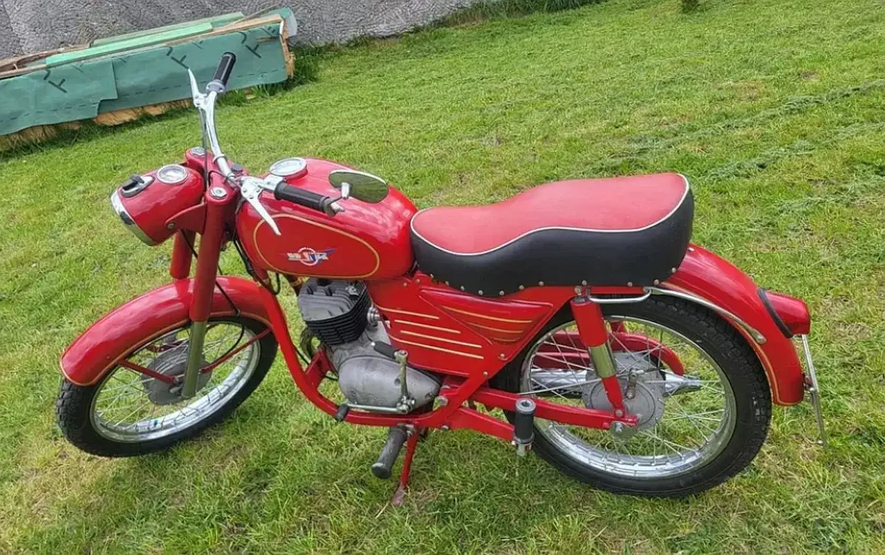 Czerwony motocykl WSK 125, klasyk z PRL-u. Idealny stan, świetna okazja, sprawdzamy wsk 125 cena.