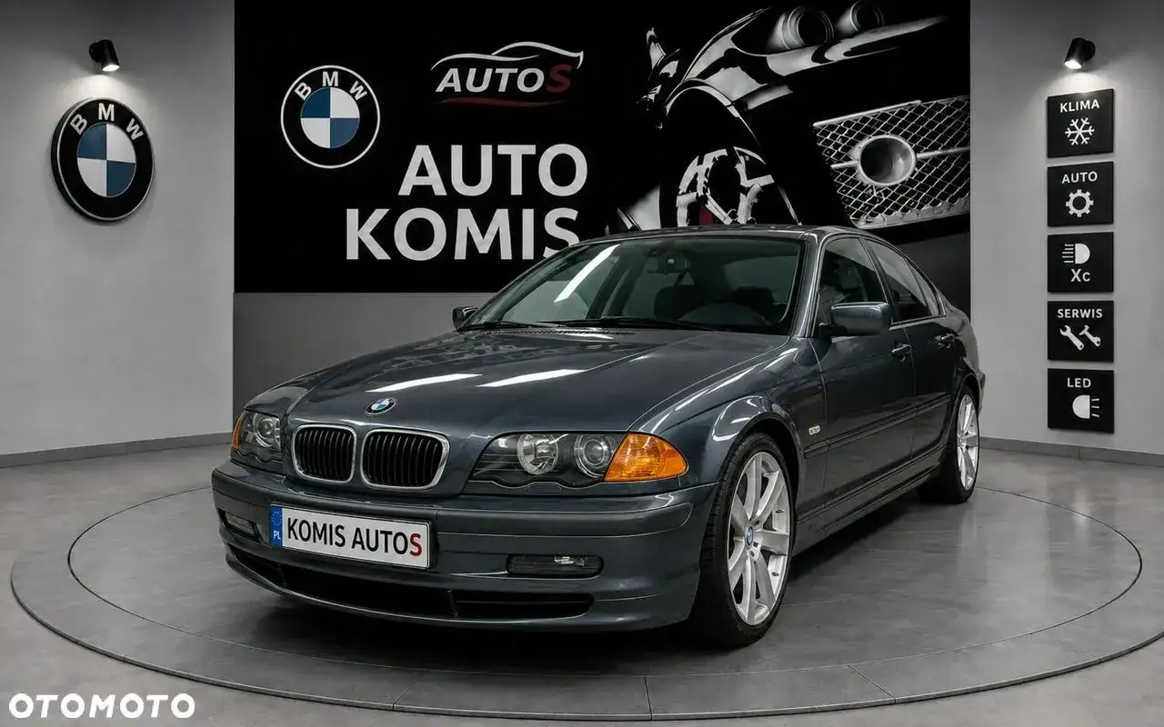 Szary sedan BMW 3 (E46) z 2002 roku, prezentowany w komisie samochodowym.