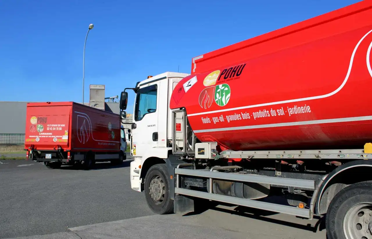 Camion-citerne rouge de POHU, transportant fiouls, gas-oil, granulés bois et produits du sol.