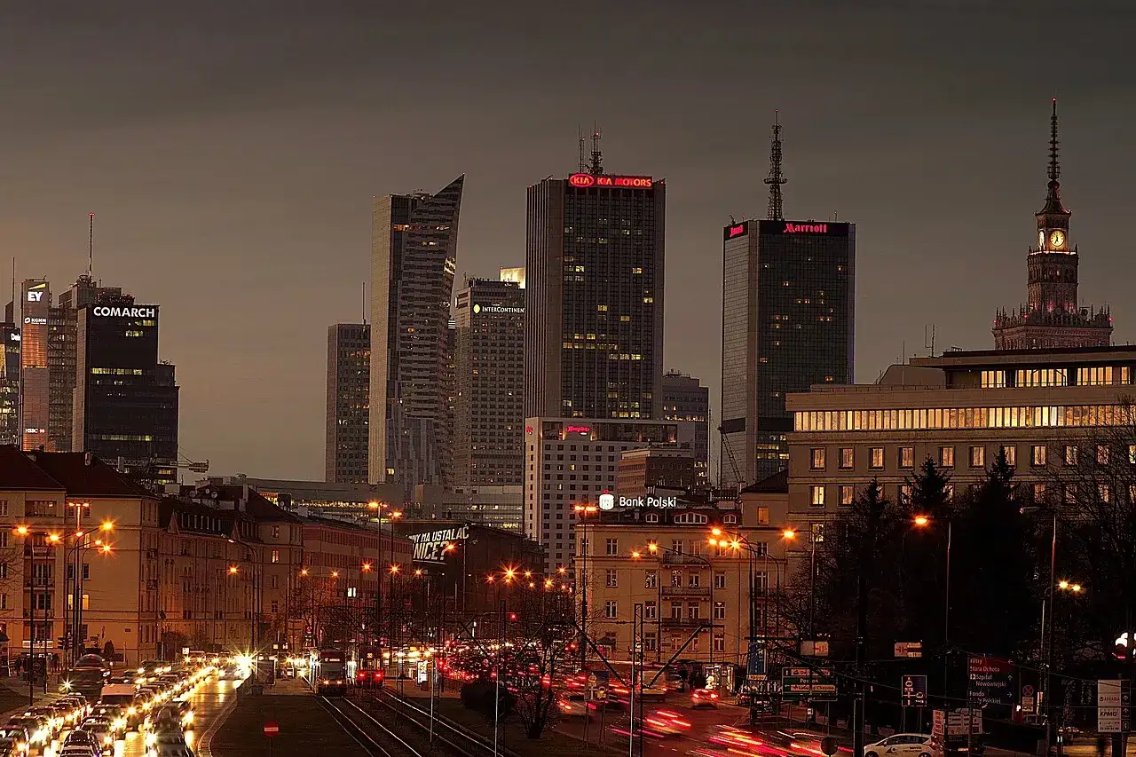 Warszawa nocą, tętniąca życiem stolica Polski, od kiedy jest stolicą Polski, z nowoczesnymi wieżowcami i zabytkowym Pałacem Kultury.