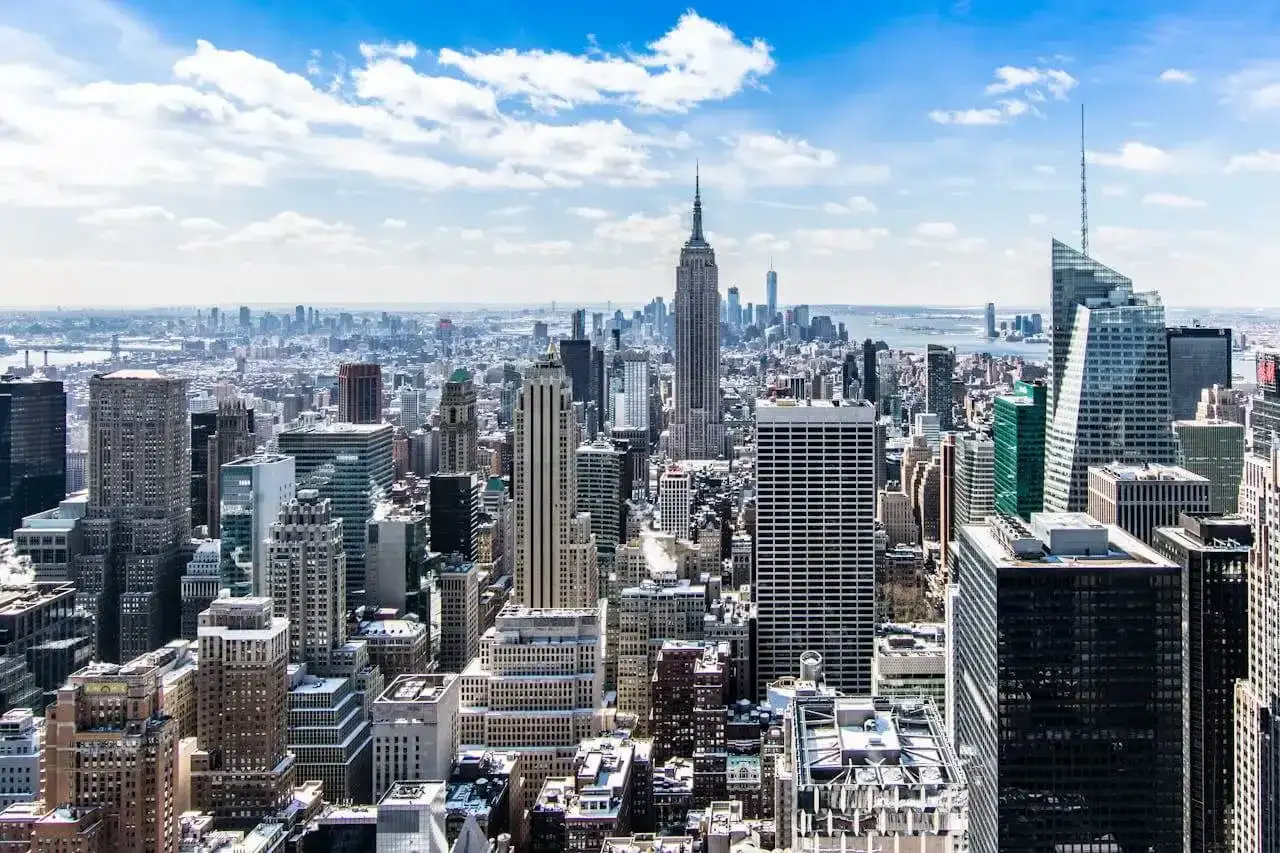 Widok na Manhattan z Empire State Building. Czas lotu z Londynu do Nowego Jorku to ok. 8 godzin.