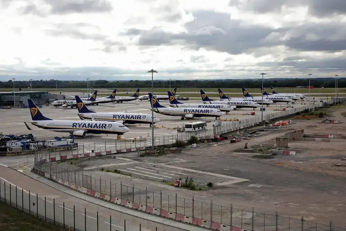 Wiele samolotów Ryanair na płycie lotniska, gotowych do lotów do Anglii.