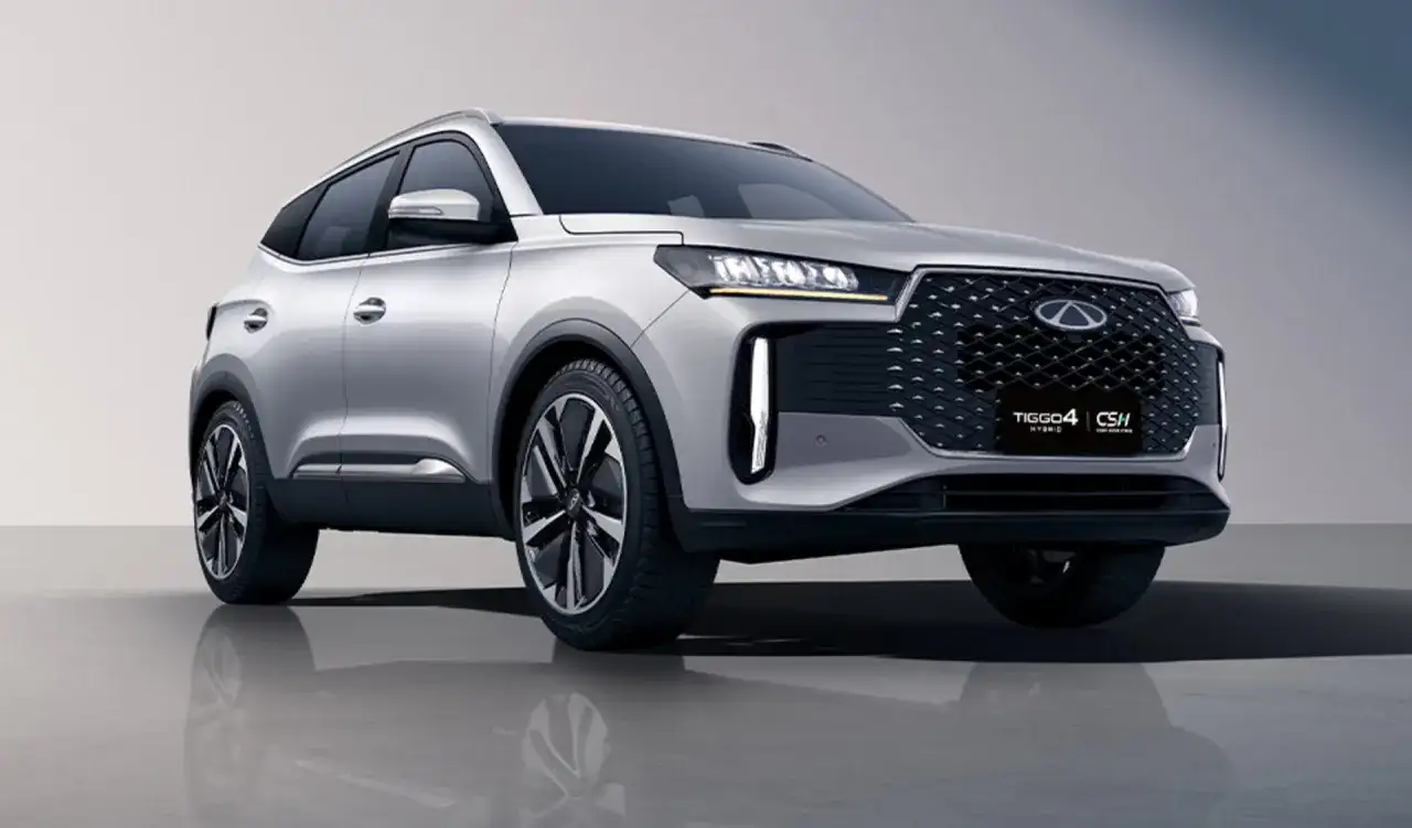Srebrny Chery Tiggo 4 Hybrid, nowoczesny SUV z charakterystycznym grillem. Sprawdź jego cenę i możliwości.