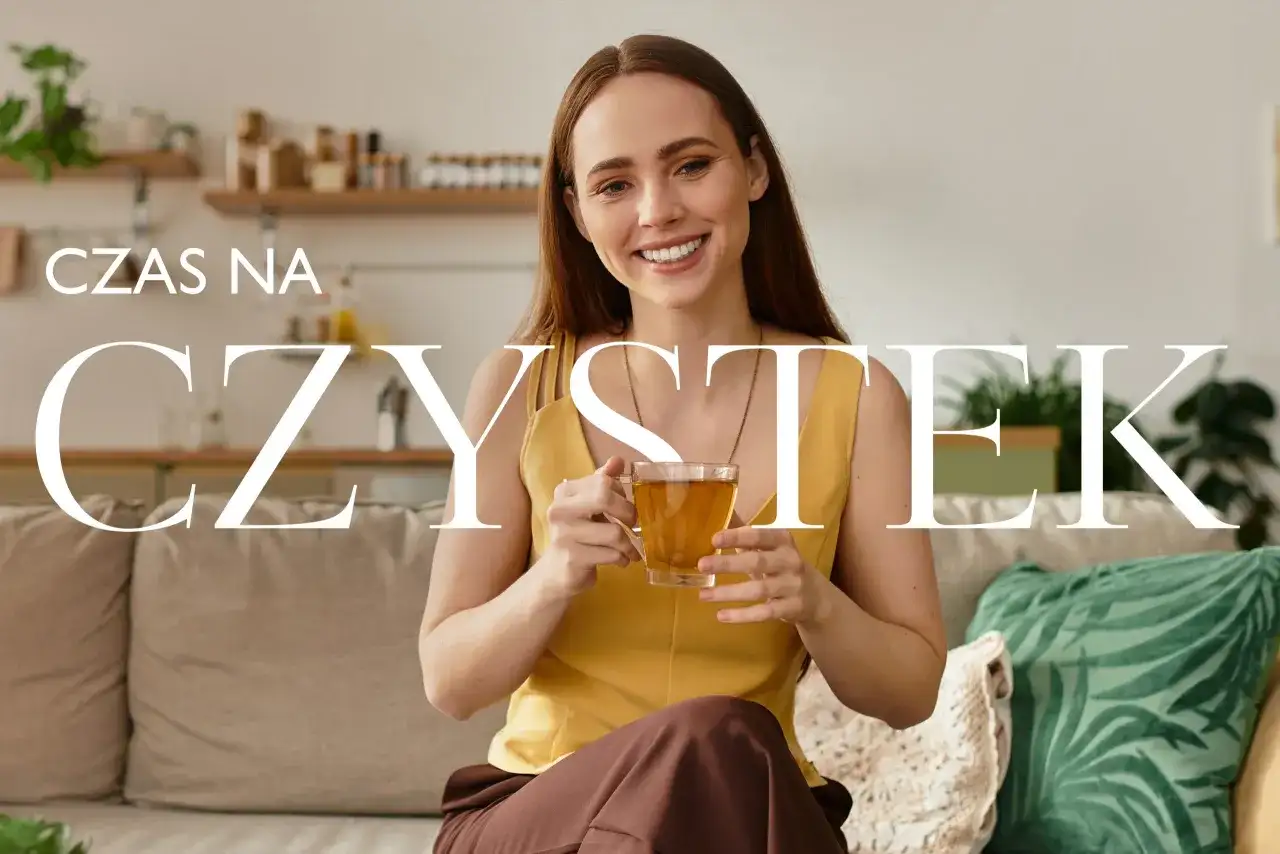 Uśmiechnięta kobieta w ciąży pije herbatę. Czas na czystek, naturalne wsparcie dla mamy i dziecka.