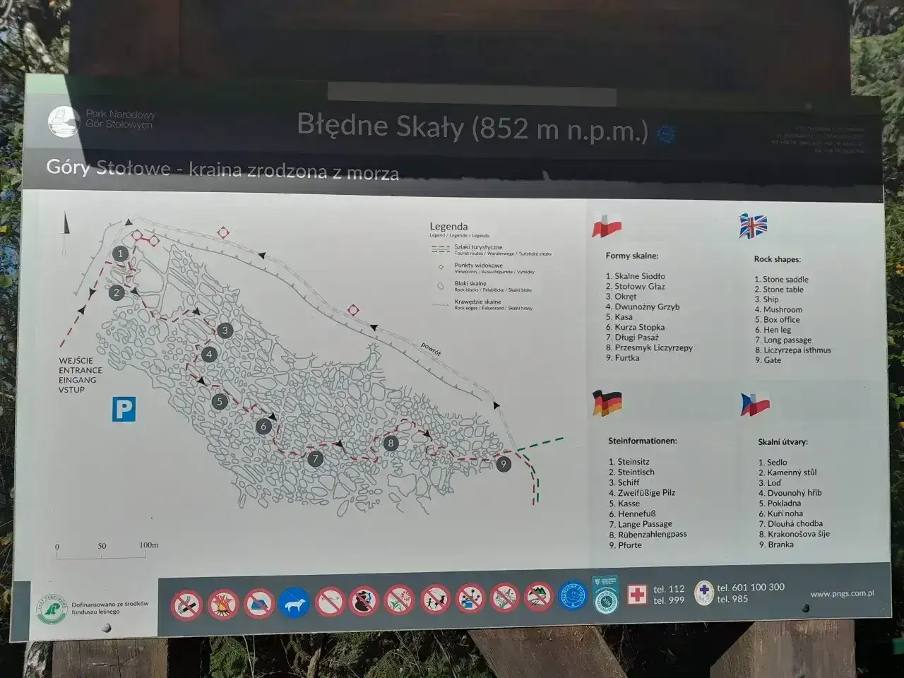 Mapa turystyczna Błędnych Skał z zaznaczonymi szlakami, punktami widokowymi i formami skalnymi, jak "Skalne Siodło" czy "Dwunożny Grzyb".