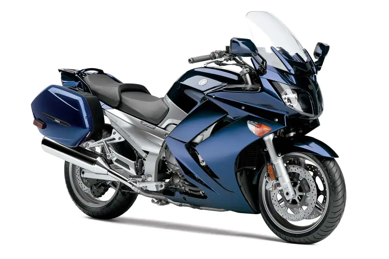 Granatowy motocykl turystyczny Yamaha z kuframi, idealny dla wysokich podróżników.