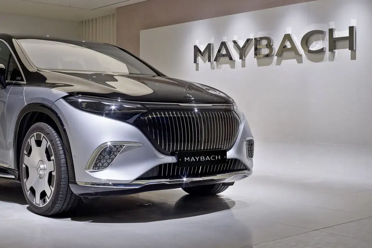 Elegancki Maybach błyszczy na wystawie. Poznaj jego niesamowitą **maybach cena** i poczuj luksus.