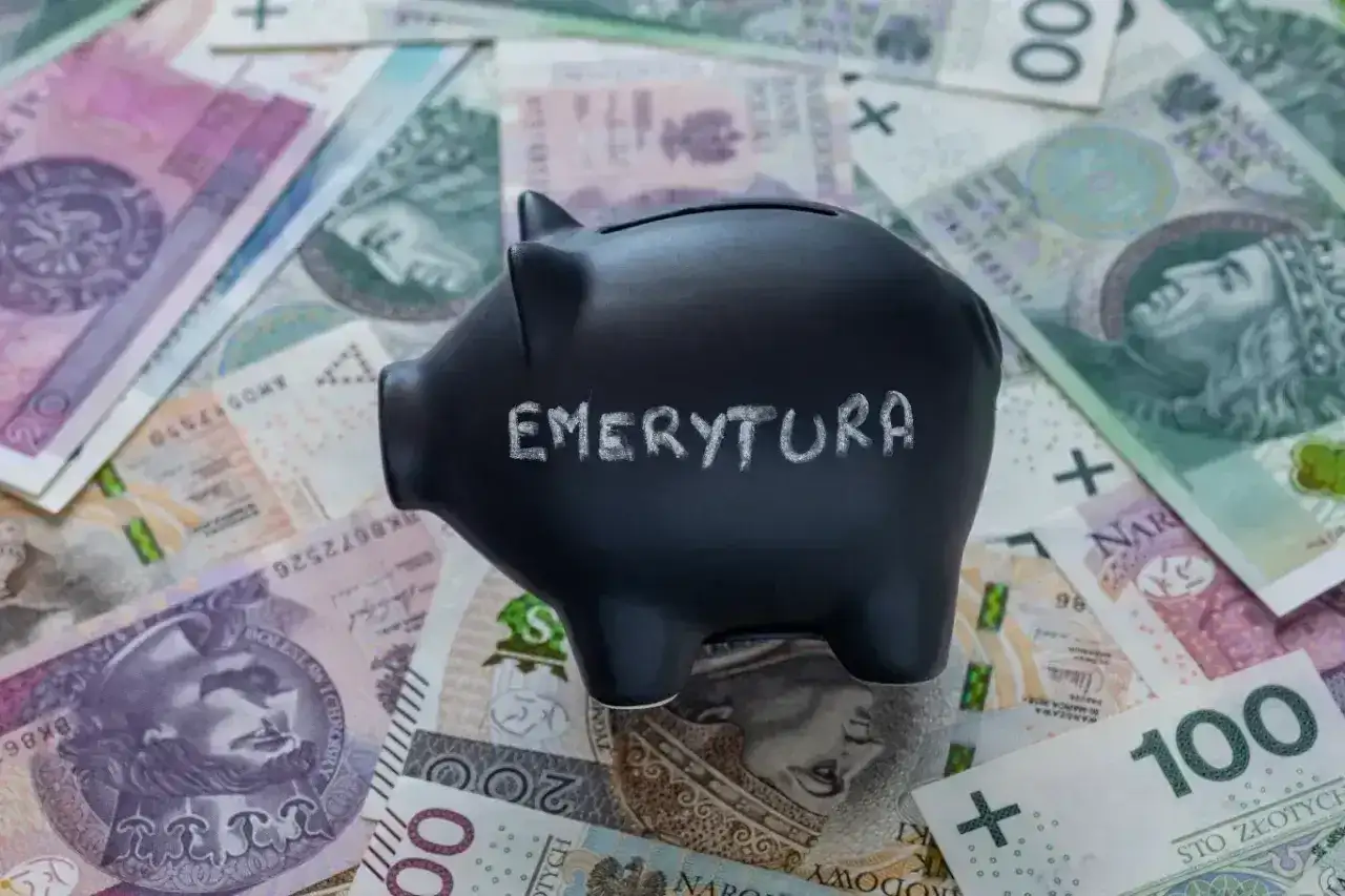 Skarbonka z napisem "EMERYTURA" na tle polskich banknotów. Zastanawiasz się, jaka emerytura przy zarobkach 7000 brutto?