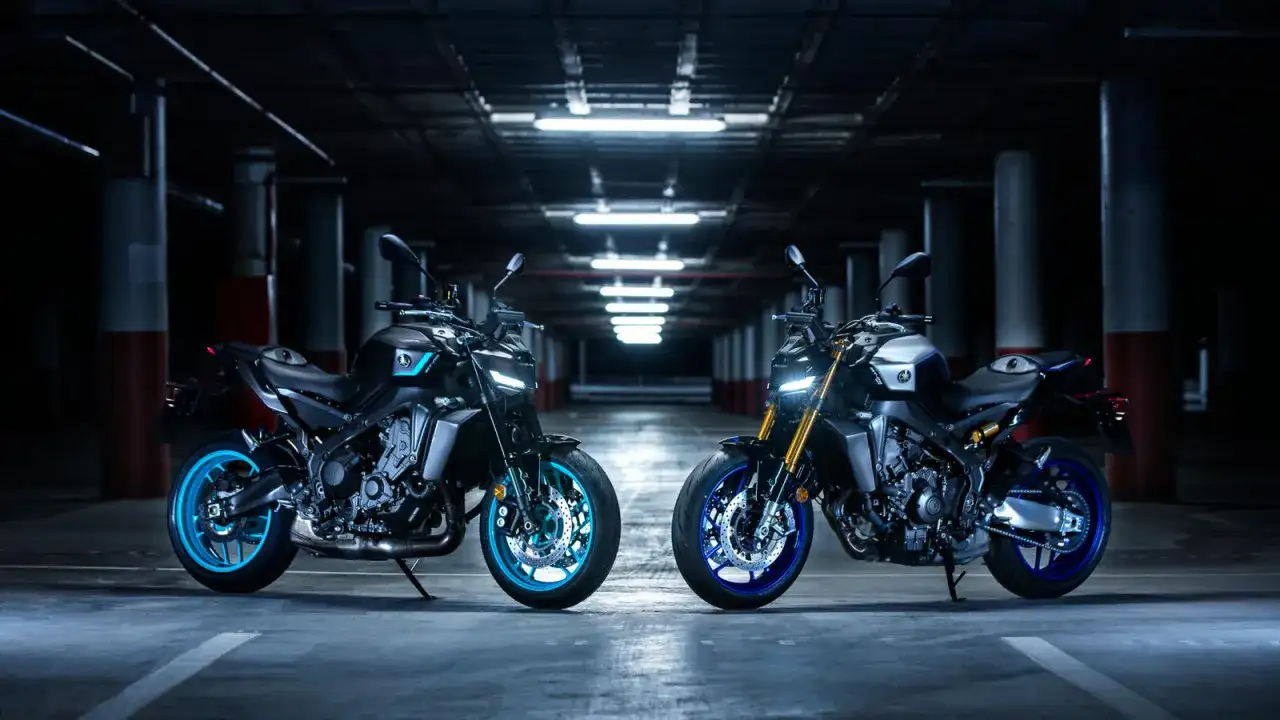 Dwa motocykle Yamaha MT, w tym jeden z niebieskimi felgami, prezentują swoją hyper naked estetykę w mrocznym garażu.