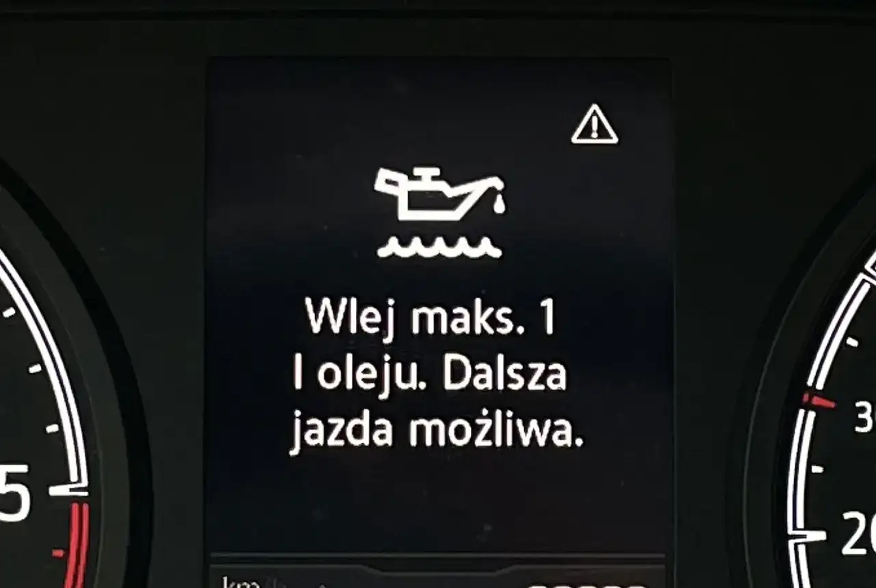 Kontrolka oleju z falą: "Wlej maks. 1 l oleju. Dalsza jazda możliwa." ostrzega o niskim poziomie oleju.