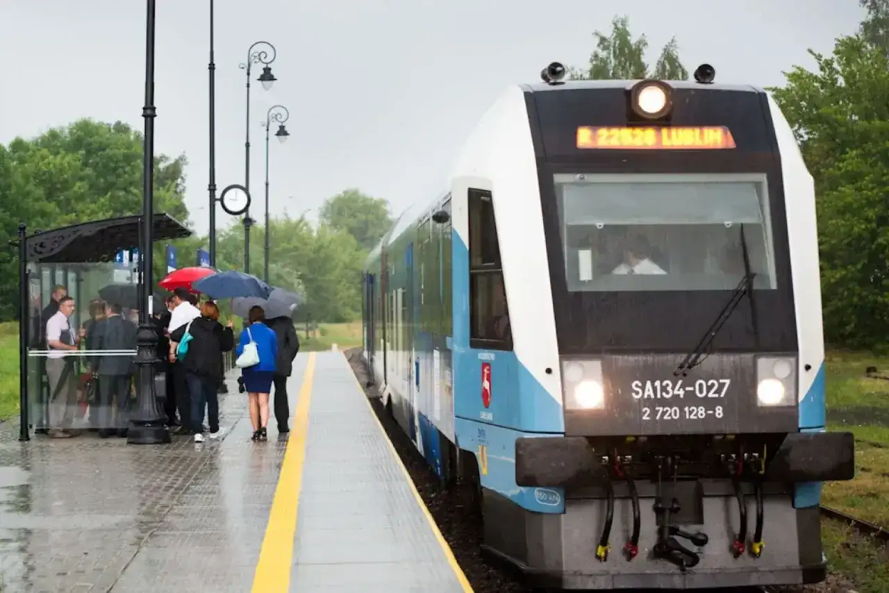 Szynobus Zamość Lublin czeka na pasażerów na deszczowym peronie. Sprawdź rozkład jazdy!