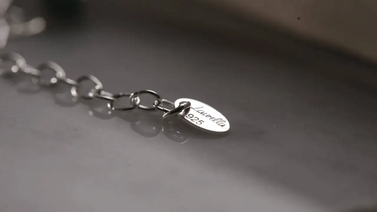 Detalle de cadena de plata 925 calidad, con etiqueta ovalada grabada "Laurella 925".