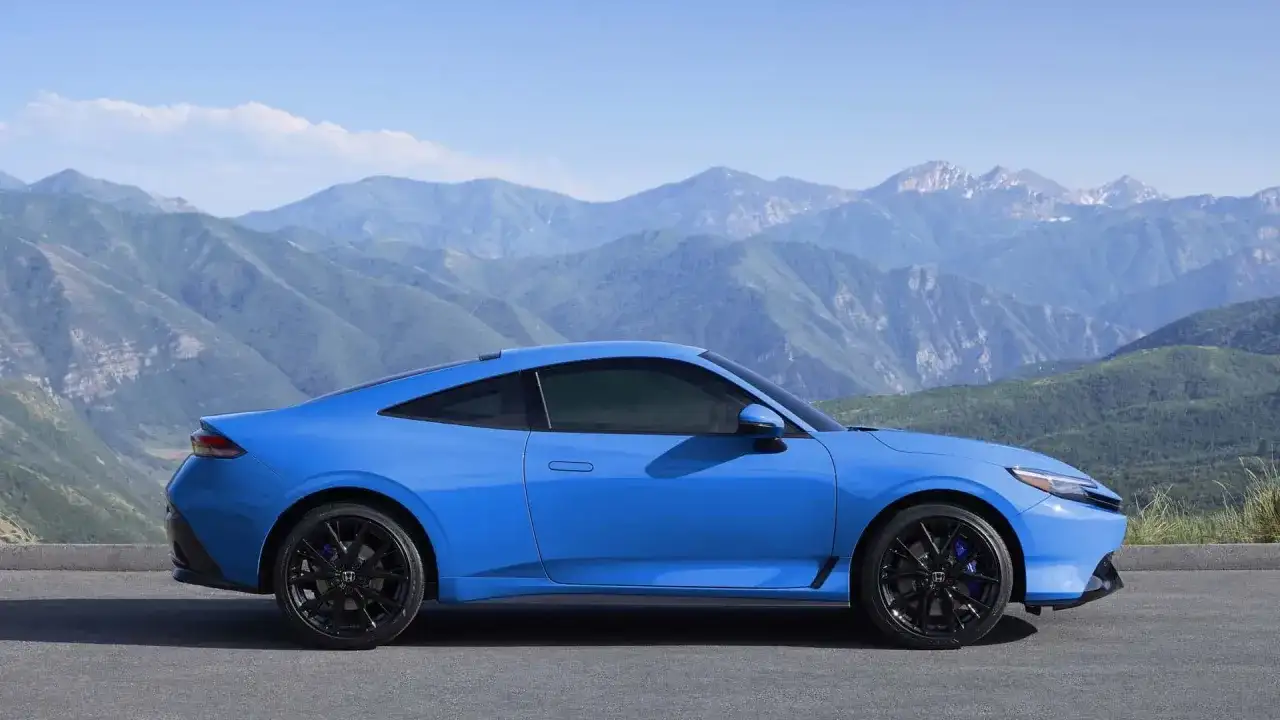 Niebieski Honda Prelude 2025 z czarnymi felgami na tle gór.