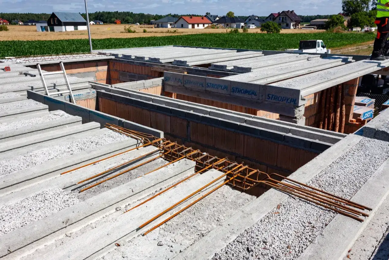 Budowa domu: betonowe pustaki stropowe Teriva czekają na montaż. Sprawdź strop teriva cena.
