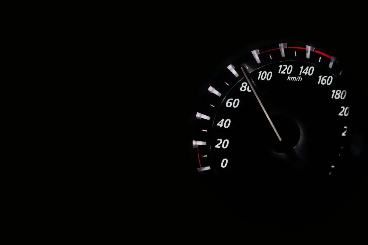 Prędkościomierz pokazuje 100 km/h. Wskazówka drży, jakby konie mechaniczne w silniku chciały się wyrwać.