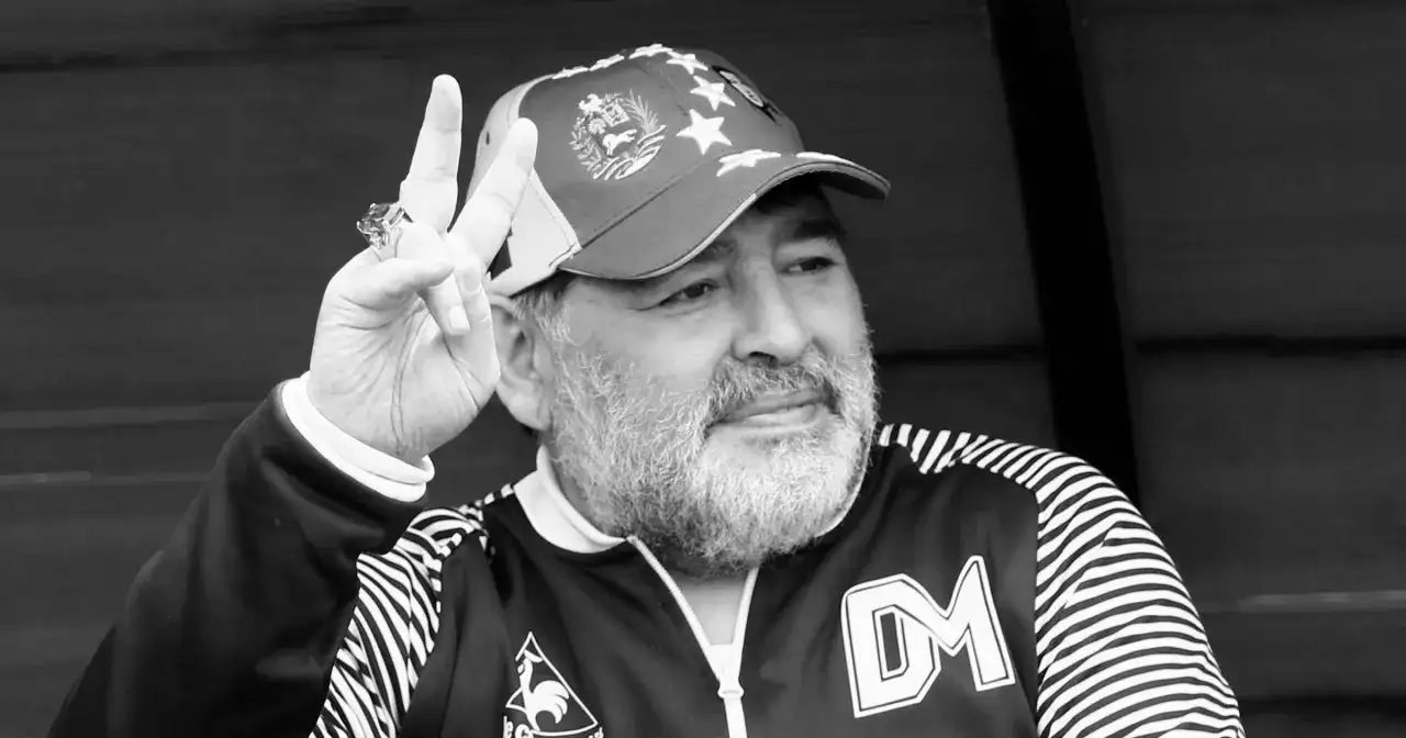 Diego Maradona, w czapce z gwiazdami, pokazuje znak pokoju. Ile lat ma Maradona? To pytanie zadaje sobie wielu fanów.