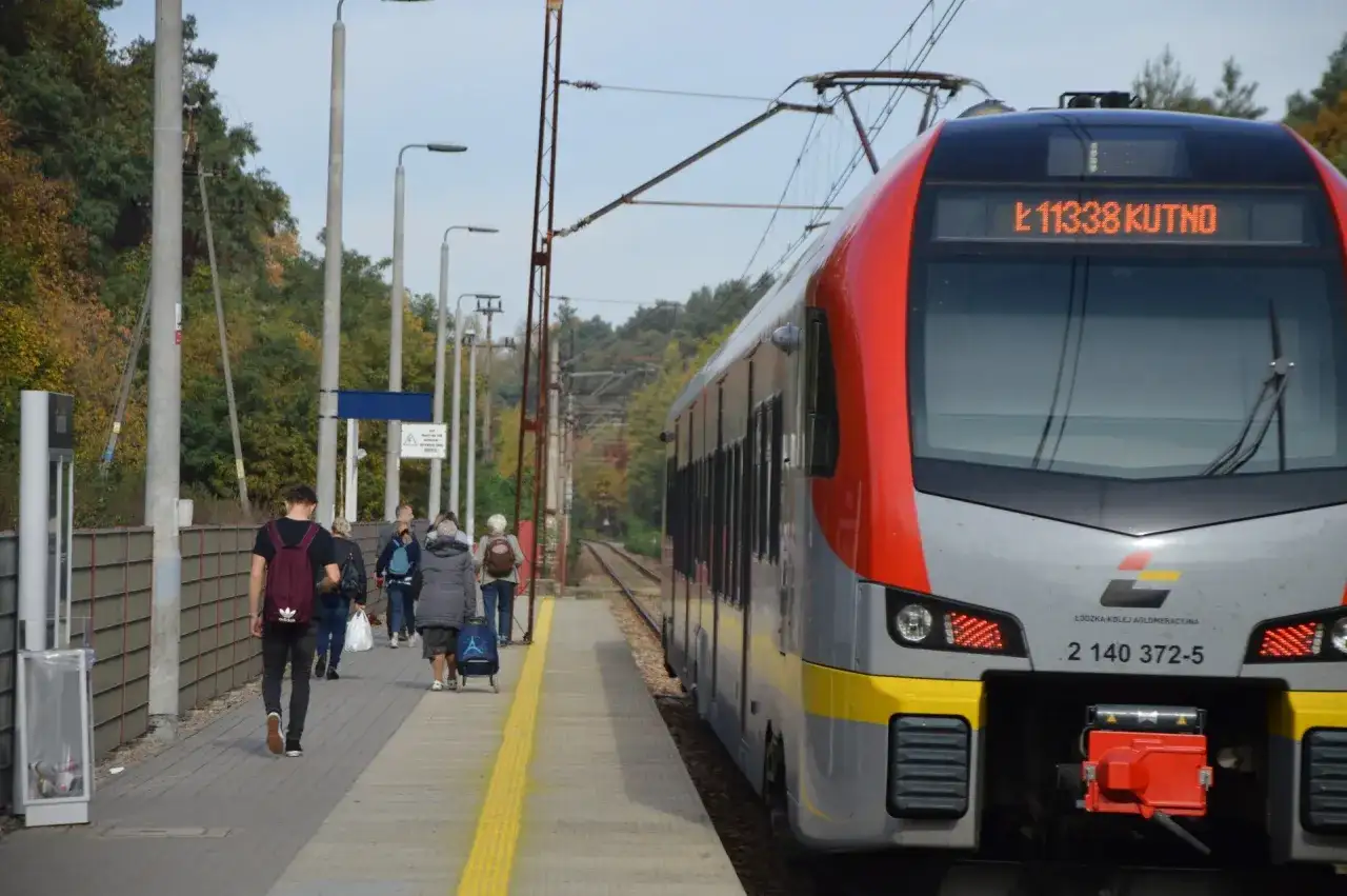Pociąg Łódzkiej Kolei Aglomeracyjnej z numerem 11338 do Kutna stoi na peronie. Ludzie czekają na podróż.