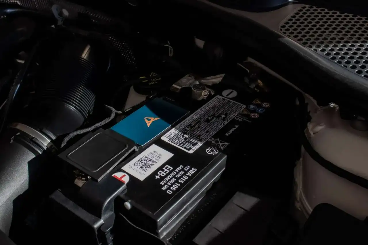 Akumulator w Audi Q5 znajduje się pod maską, obok filtra powietrza. Widoczny jest akumulator Varta EFB+.