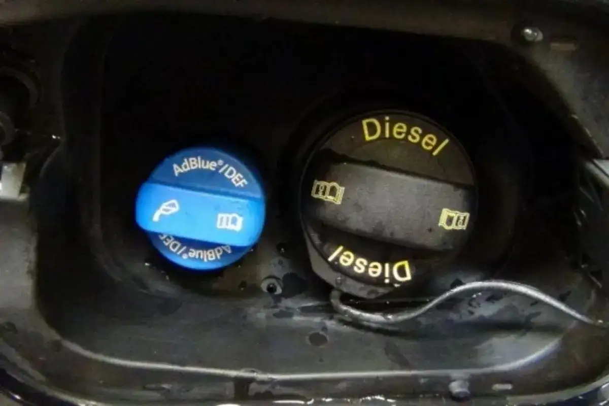 Bouchons AdBlue et Diesel. L'un des inconvénients de l'AdBlue est la nécessité de le remplir séparément, ce qui peut être oublié.
