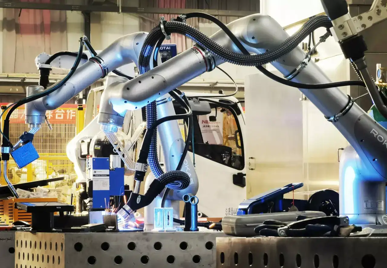 Nowoczesny cobot spawalniczy precyzyjnie łączy elementy, tworząc przyszłość produkcji.