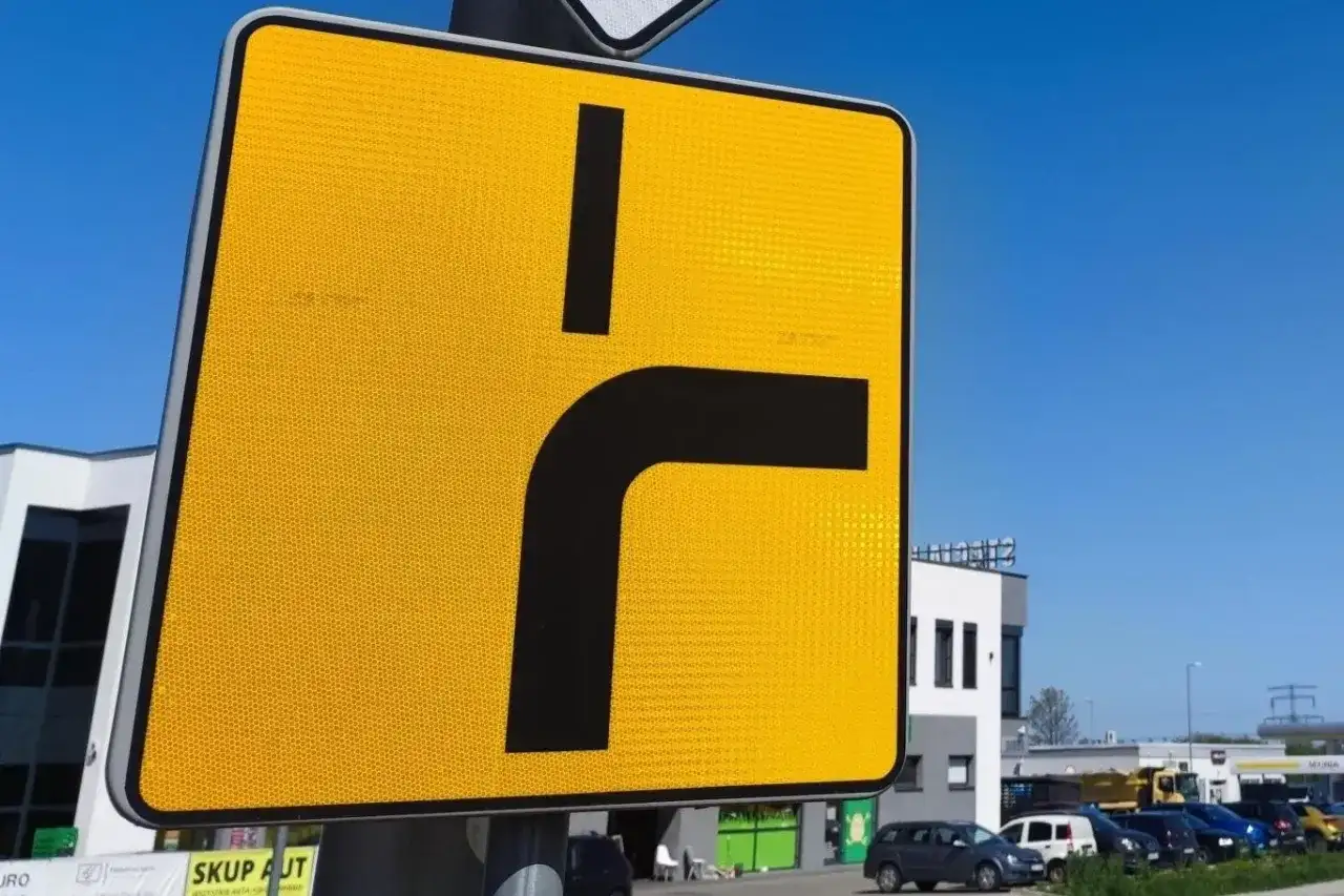 Znak drogowy: droga z pierwszeństwem. Kierowca zbliża się do skrzyżowania, gdzie ma pierwszeństwo.