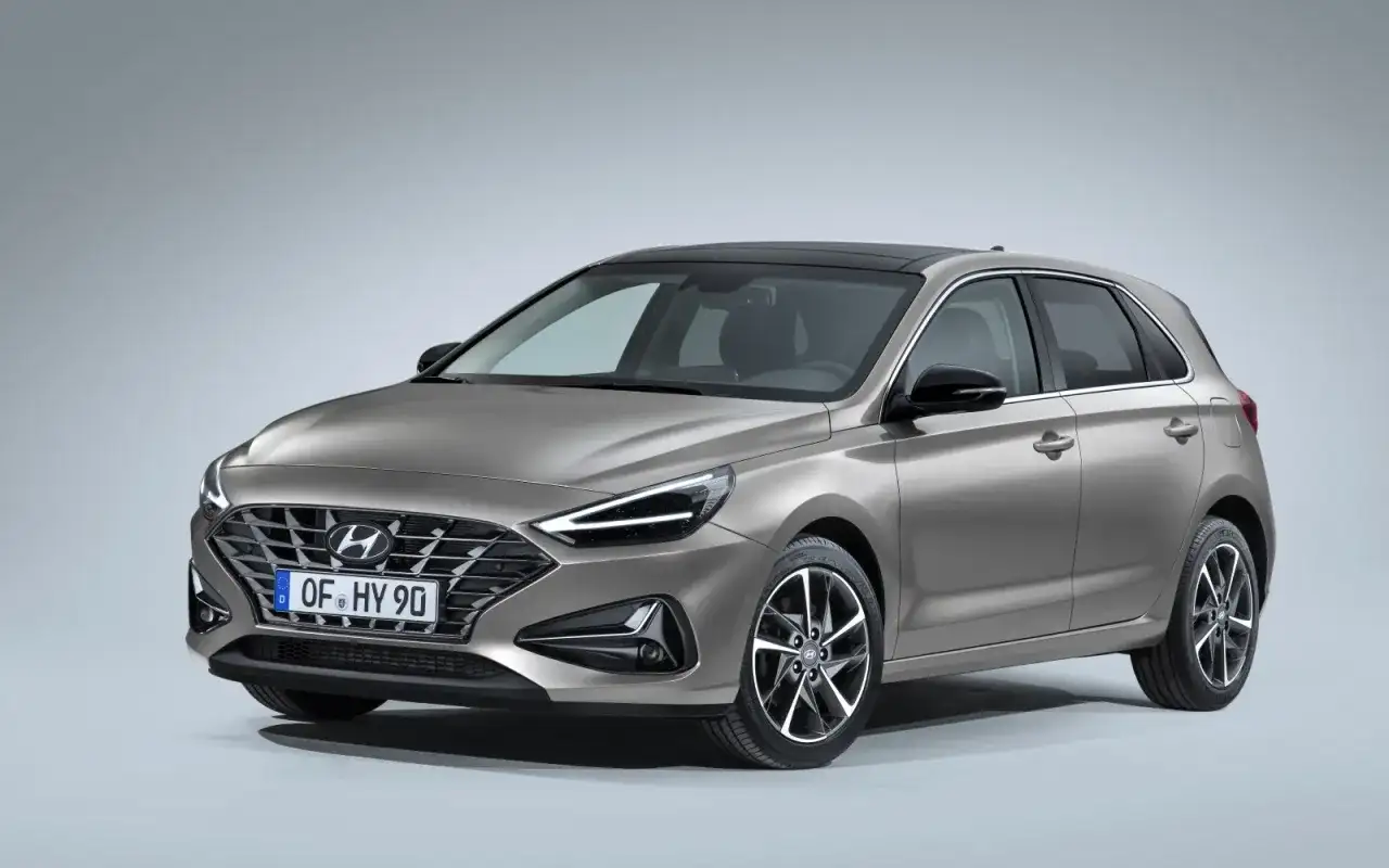 Nowy Hyundai i30 w kolorze szarym, z czarnym dachem i felgami. Sprawdź atrakcyjną cenę nowego Hyundai i30.