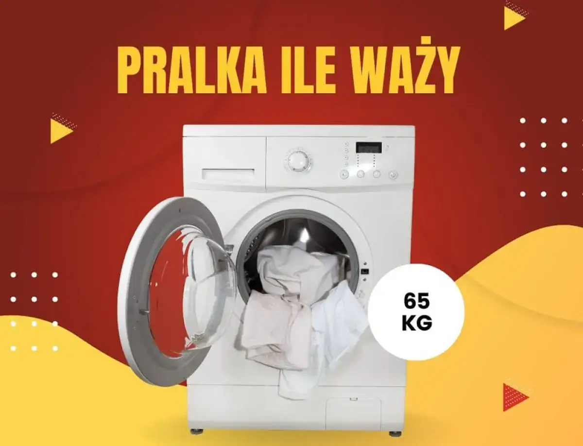Biała pralka z otwartymi drzwiczkami i załadunkiem prania. Obok widnieje napis "65 KG", odpowiadający na pytanie, ile waży pralka.