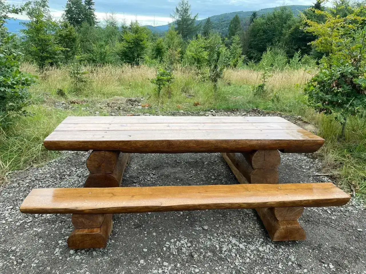 Solidna ławka z bali, idealna do ogrodu. Prosty projekt, jak zrobić mebel z drewna.