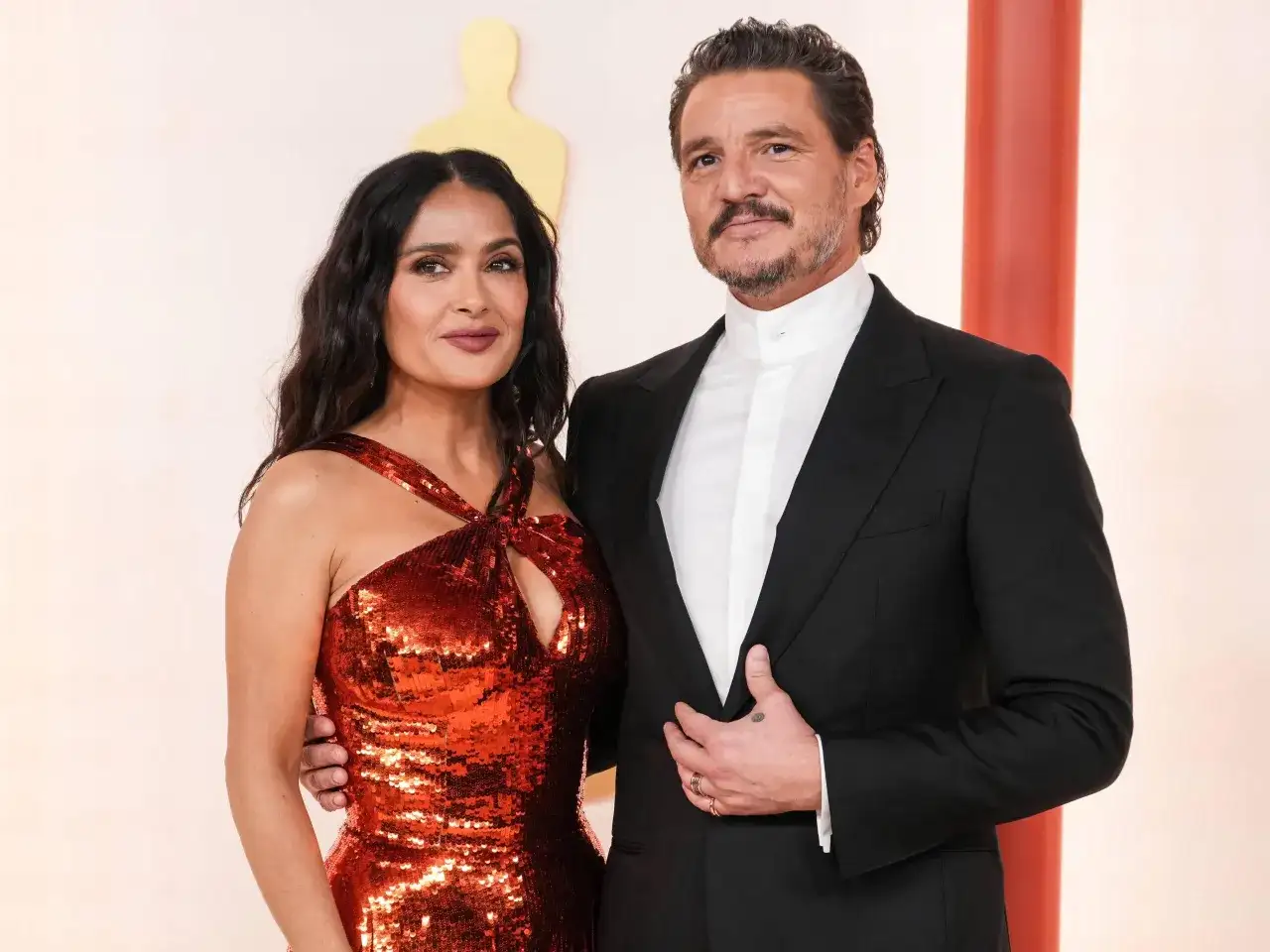 Salma Hayek w olśniewającej, czerwonej sukni i Pedro Pascal na premierze, przypominając o jej wspaniałych filmach.