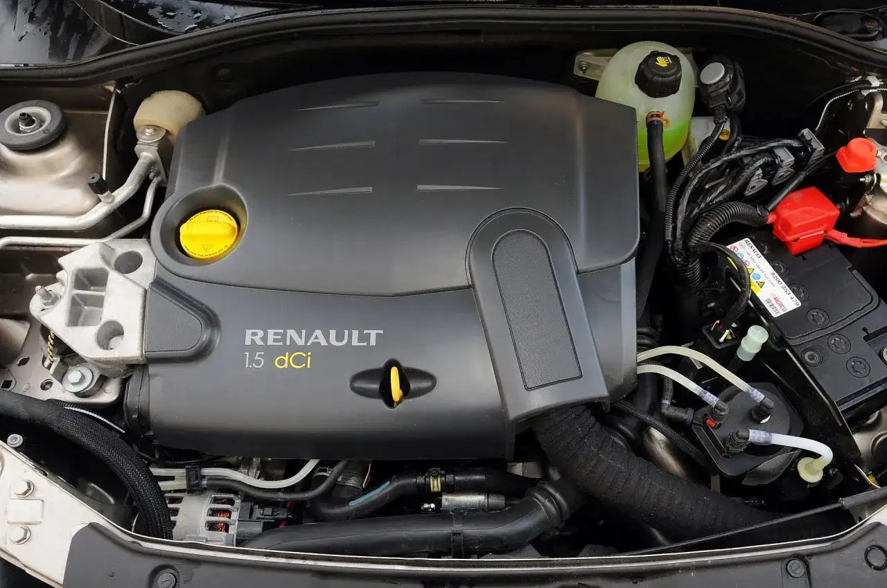 Silnik Renault 1.5 dCi, nowoczesny silnik czterosuwowy, gotowy do pracy.