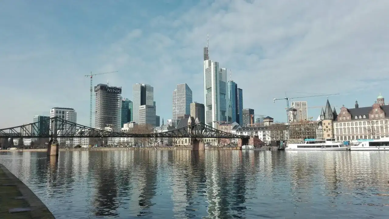 Skyline von Frankfurt am Main mit Mainbrücke und Fluss. Ein schöner Tagesausflug in Hessen.