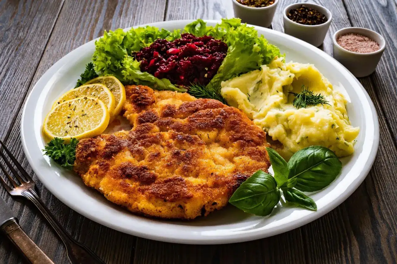 Idealny kotlet schabowy Magdy Gessler: złocisty, chrupiący, z puree, buraczkami i cytryną. Pycha!